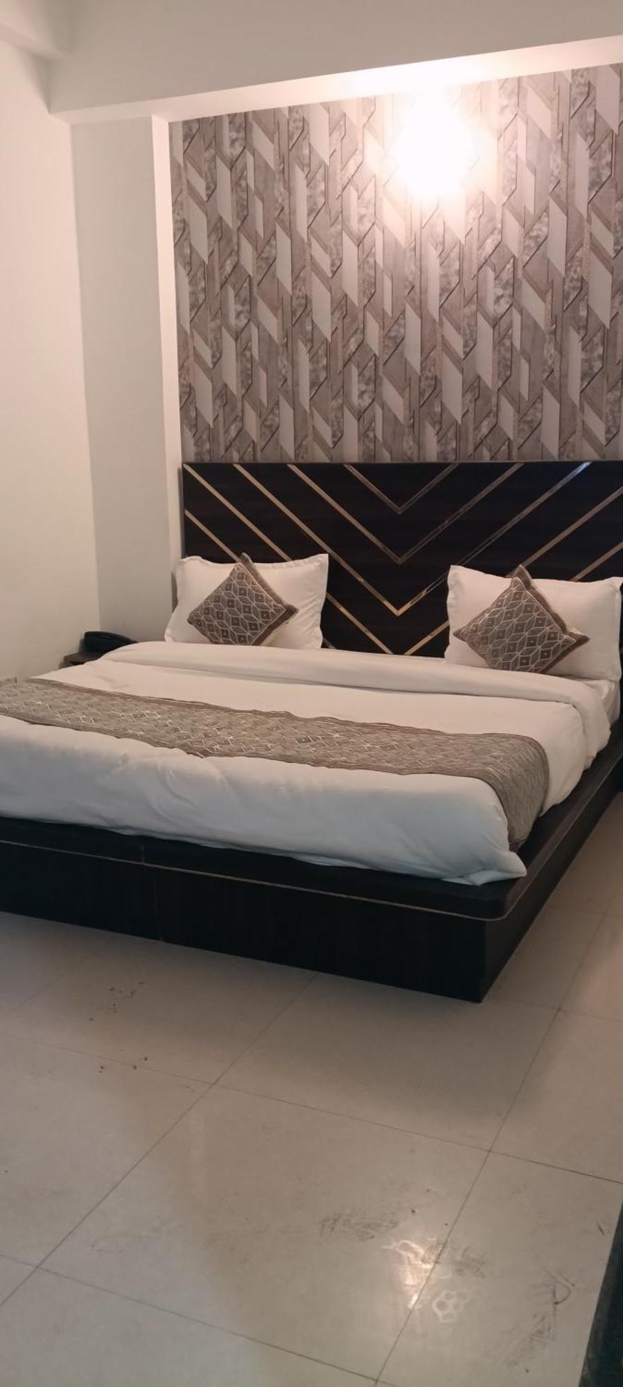 Hotel Blue Heaven Oyotownhouse Ghaziabad Exterior photo